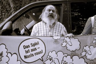 Kämpfer gegen Rechtsextremismus: Studentenpfarrer Lothar König gestorben - Lothar König, Pfarrer aus Jena, steht bei einer Kundgebung hinter einem Transparent mit der Aufschrift «Das Spiel ist aus - Nazis raus».