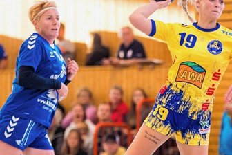 Kämpferischer Auftritt wird nicht belohnt - Natalie Holeckova - hier gegen Neudorf/Döbeln im Pokal - war mit acht Treffern erfolgreichste Marienberger Werferin bei der unglücklichen Niederlage in Klotzsche. 