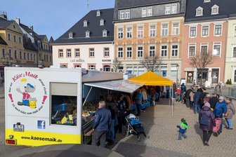 Käse-Maik hält dem Erzgebirge die Treue und kehrt sogar in eine Stadt zurück - Der Andrang bei Käse-Maik auf dem Annaberger Markt war am Dienstag groß.