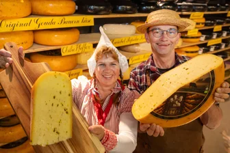 Käse mit Ingwer, Trüffelsalami und Secco-Aufstrich: Bauernmarkt überrascht in Plauen mit neuen Spezialitäten - Einen Bauernkäse mit Ingwer und Kurkuma haben Teuni und Rien van Vliet für den diesjährigen Europäischen Bauernmarkt als Jubiläumskäse produziert und mit nach Plauen gebracht.