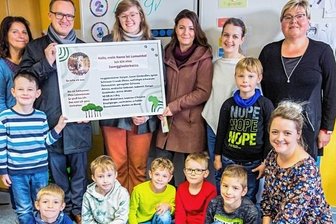 Kästner-Erstklässler sind jetzt Tierpaten - Die Kästner-Schüler mit der Patenschaftsurkunde. 
