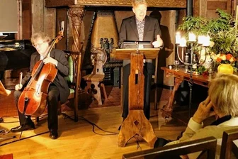 Kästner: Heiteres und weniger Heiteres - Marius Marx moderierte den Abend im Schloss Schlettau - innerhalbder Veranstaltungsreihe "Musik und Literatur im Rittersaal, die Musiker Matthias Bantay (l.) verantwortet.