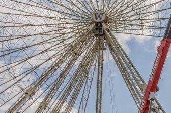 Kät-Aufbau läuft auf Hochtouren - Immer wieder ein Spektakel: der Aufbau des Riesenrades. Vom 17. bis 26. Juni steigt das größte Volksfest im Erzgebirge. 