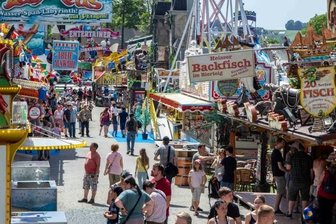 Kät-Bilanz: Schwacher Start und starkes Ende - Dem zunächst eher verhaltenen Start des Volksfestes Kät in Annaberg-Buchholz folgte später Publikumsansturm.