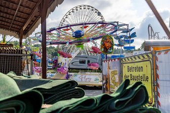 Kät in Annaberg: Größtes Volksfest im Erzgebirge vor Start – Anfahrt, Parken und was Besucher noch wissen sollten - Am Freitag öffnet die Annaberger Kät. Zurzeit werden die Fahrgeschäfte noch aufgebaut.