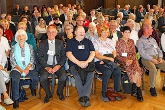 "Käthe Kollwitz": Abi-Jahrgang 1972 trifft sich zum "Goldenen" - Blick in die Aula des Käthe-Kollwitz-Gymnasiums während der Feierstunde. Die goldenen Abiturienten bekamen im Anschluss alle eine Urkunde.