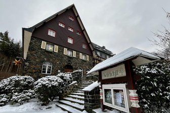 Käufer gesucht für Hotel in Westsachsen: „Das Waldidyll ist unser Lebenswerk“ - Mit Beginn der Winterferien endet die Betriebsruhe im Hotel Jagdhaus Waldidyll in Hartenstein. Parallel zum Hotelbetrieb werden die Chancen für einen Verkauf erkundet.