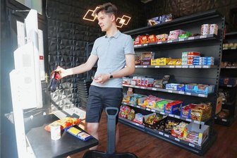 Kaffee, Kekse, Käse: So läuft der Einkaufstest im neuen Zwickauer 24-Stunden-Laden - Jacob Weith aus Zwickau bezahlt an der Selbstbediener-Kasse im „Twenty4seven“ eine Flasche Cola.