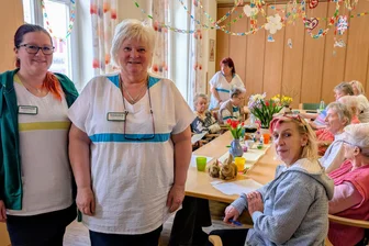 Kaffee, Kuchen und Gemeinschaft: Tagespflege der Volkssolidarität Freiberg feiert 10. Geburtstag - Stellvertreterin Jasmine Pästel und Leiterin Stella Kaeselitz (v.l.) laden zum Tag der offenen Tür ein.