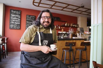 Kaffee, Kuchen und Suppe: Neues Café in Zwickau setzt auf Bio-Lebensmittel - Betreiber Christian Müller serviert in seinem Café unter anderem Kaffee, der in Burgstädt geröstet wurde.