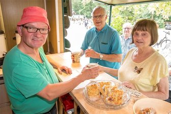 Kaffee-Kurt ist wieder am Start: So lief der erste Tag am neuen Standort - Jutta und Wolfgang Kürsten aus Chemnitz gehörten einst zu den ersten Kunden, die bei Steffen Konkol alias "Kaffee-Kurt" im Schwarzwassertal einkehrten. Und sie waren am Samstag auch zum Start nach Niederschmiedeberg gekommen.