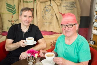 Kaffee-Kurt startet mit neuer Mischung in neue Saison: Ein Hauch von Lateinamerika im Preßnitztal - André Richter und Steffen Konkol - alias Kaffee-Kurt – (v. l.) beim Verkosten der Preßnitztal-Mischung in Zwickau.