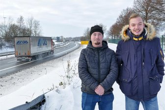Kaffee und Kekse für Trucker: 21-jähriger Erzgebirger baut schnelle Eingreiftruppe auf - Yannick Meyer (rechts) hat bereits einen Unterstützer gefunden: Kevin Lohse. Doch es werden noch mehr Helfer gebraucht, um Trucker im Erzgebirge mit Kaffee und Keksen versorgen zu können.