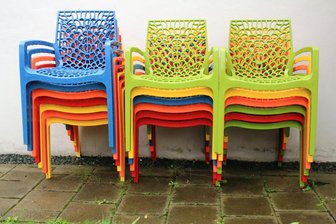 Kaffee und Kuchen gibt es in Altensalz auch bei Regen - Am Wochenanfang standen die Cafe-Stühle noch tropfnass im Regen und warteten auf ihren Einsatz.