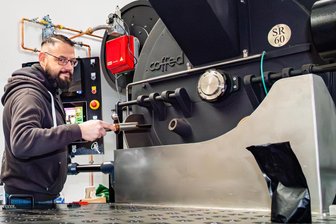 Kaffee wird teurer: So halten Röstereien in Mittelsachsen ihre Kunden bei der Stange - In der Burgstädter Kaffeerösterei röstet Jan Reinhardt den Kaffee bei knapp 200 Grad Celsius für etwa 18 Minuten im gasbetriebenen Trommelröster.