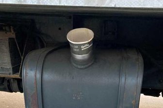 Kaffeebecher als Tankdeckel: Lkw-Kontrolle der Polizei auf der A 4 bringt krasse Mängel ans Licht - Ein Tankdeckel war mit einem Kaffeebecher verschlossen.