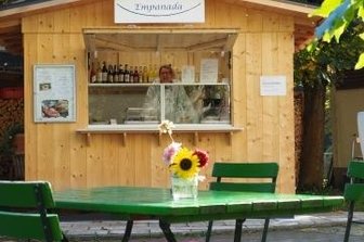 Kaffeehaus im Zschopautal heiß begehrt - Susie Benz ist glücklich mit ihrem Kaffeehäuschen in Hennersdorf.