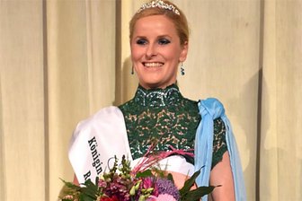 Kaffeetrinken mit dem Ministerpräsidenten: Warum sich Königin Tina auf die große Sachsensause freut - Tina I., damals noch Tina Hösel, bei ihrer Inthronisation zum Blütenfest 2017 in Rosbach v.H. Seitdem hat sie einiges bewegt – beruflich, privat und im Ehrenamt.