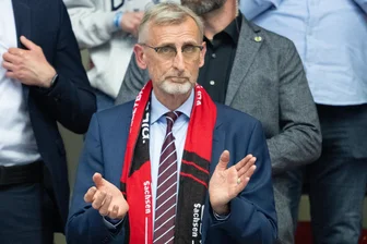 „Kahlschlag beim Breitensport, das stimmt überhaupt nicht“: Was Minister Schuster zu Sachsen-Haushalt, Olympia-Ambitionen und Trainer-Offensive sagt - Sachsens Sportminister Armin Schuster, hier bei einem Heimspiel der Volleyball-Frauen des Dresdner SC in der Margon Arena.