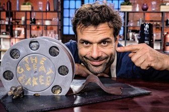 Kai Schumann verfolgt nach Promibacken-Erfolg neue Pläne - Schon in Folge 3 legte Kai Schumann mit seiner Kinorollen-Torte die Messlatte hoch und zeigte, dass auch ein chaotischer Bäcker am Ende richtig gut abliefern kann.