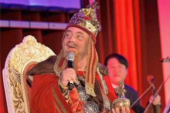 Kaiser, Kracher, Komplimente - Barbarossa feiert mit Aue 850. Geburtstag - Im Kulturhaus in Aue fand der Festakt zu 850 Jahre Aue statt. Begrüßt wurde auch Kaiser Barbarossa, verkörpert von Axel Schlesinger.