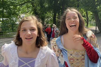 Kaiser-Mania auf der Burg Mylau: Mit diesem Song wollen vogtländische Schüler international durchstarten - Beschwingt und kostümiert zur Song-Probe hinauf zur Burg Mylau: Elisabeth Kalea Reus (rechts) und Jette Söllner.