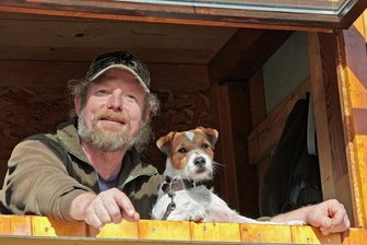 Kaisergrubenhalde: Die Geburtenstation im Jagdrevier - Der Gersdorfer Jagdpächter Marko Pfeiffer mit seinem Hund Archibald auf dem Hochsitz nahe der Kaisergrubenhalde.