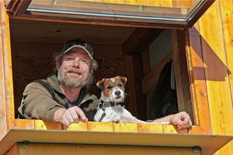 Kaisergrubenhalde Gersdorf: Die Geburtenstation im Jagdrevier - Der Gersdorfer Jagdpächter Marko Pfeiffer mit seinem Hund Archibald auf dem Hochsitz nahe der Kaisergrubenhalde.