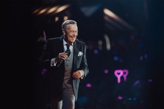 Kaisermania 2025: Wo es am Freitag ab 10 Uhr Karten für die vier Dresden-Events gibt - Lichtgestalt der deutschen Schlagerszene seit über 50 Jahren: Roland Kaiser kommt auch 2025 wieder ans Elbufer.