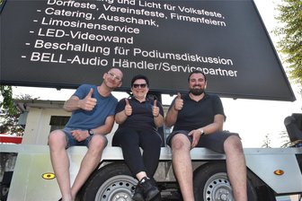 Kaisermania: 400 Kaiser-Fans fiebern in Hartmannsdorf bei Chemnitz mit - Im Naturbad Hartmannsdorf wurde am Sonnabend zum Public Viewing der Kaisermania in Dresden eingeladen. Zu den Gastgebern gehören André Müller, links, Yvonne Morgenstern und Maximilian Liebers.