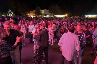 „Kaisermania“ im Erzgebirge - Mehrere Tausend Roland-Kaiser-Fans tanzten und feierten beim Public Viewing in Thermalbad Wiesenbad.
