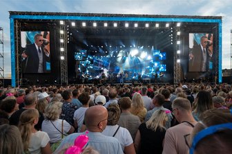 Kaisermania: So viele Millionen Euro bringen die Fans der Stadt - Juli 2023: Roland Kaiser beim Auftakt der Kaisermania am Dresdner Elbufer.