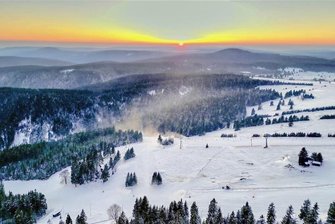 Kaiserwetter am Fichtelberg: Traumhafte Winterkulisse statt ersten Frühlingsboten - Vom meteorologischen Frühlingsanfang am 1. März ist am Fichtelberg noch nichts zu spüren. 