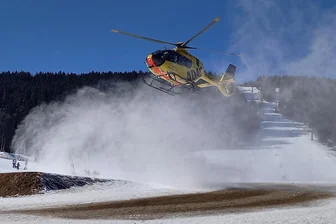 Kaiserwetter: Bergwacht Oberwiesenthal im Dauereinsatz – Heli landet fast täglich am Fichtelberg - Erst am Donnerstag ist beim Rodeln ein Kind verunglückt. Wintersportler unterschätzen die Gefahr.