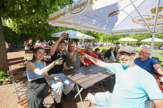Kaiserwetter, Rhododendron-Blüte und Livemusik: Schlosspark Lichtenwalde erlebt Besucheransturm zum Muttertag - Gute Laune beim Parkkonzert zum Muttertag im Schlosspark Lichtenwalde herrschte auch in dieser Gruppe aus Chemnitz.