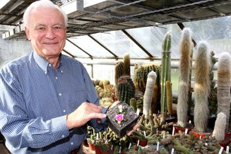 Heinz Eckl mit einem blühenden Ariocarpus bravoanus