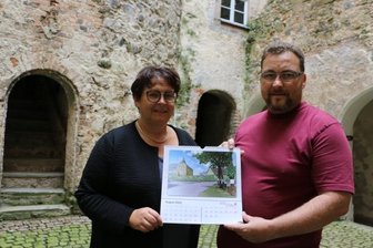 Kalender bietet Abwechslung - Heike Graap und Mario Taubner-Wude zeigen den neuen Mühltroffer Schlosskalender für 2022.