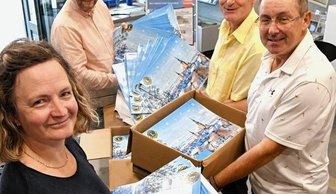 Kalender für einen guten Zweck - Michel Hirschfeld (r.), Andreas Krellmann (2. v. l.) und Peter Themann vom Lions Club haben Adventskalender in den "Freie Presse"-Shop am Freiberger Obermarkt zu Geschäftsstellenleiterin Anett Hofmann gebracht.