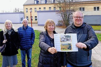 Kalender für Hohenstein-Ernstthal weckt Erinnerungen an Eintritts-Tricks - René Ilausky bei der Kalenderübergabe mit Barbara Mika vor dem Schützenhaus, hinten im Bild Ines Schlösser und Harald Koch vom Beratungszentrum "Halt". 