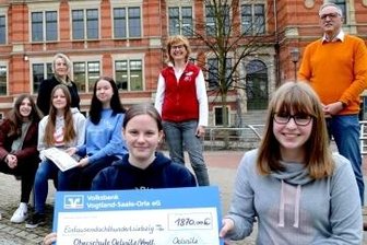 Kalenderaktion top: Oberschule steckt Geld in Kunstprojekte - 1870 Euro gab es für die Oberschule: Constanze Süßdorf-Schönstein (Mitte) hat Schulleiter Ralf Agather und Kunstlehrerin Antje Senf (links) ebenso wie die Schüler mit der Rekordsumme überrascht. 