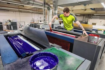 Kalenderfabrik Plauen: Das kleine Job-Wunder am Stadtrand - Dickflüssige Farbe für hochwertige Kalender: Drucker Lucas Zeitz beim Auffüllen der Farben.