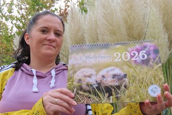 Kalenderverkauf für Igel: Wie die „Stachelnasen“ in Westsachsen Spenden sammeln - Kristin Trodler vom Verein „Stachelnasen Zwickauer Land“ mit dem Kalender.