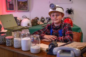 Kalkwerk-Ausstellung begeistert Besucher im Erzgebirge: Wo schon die Jüngsten Bergbau-fasziniert sind - Leopold Eckstein begrüßte im Volkshaus Thum zur Sonderveranstaltung über das Herolder Kalkwerk die Gäste.