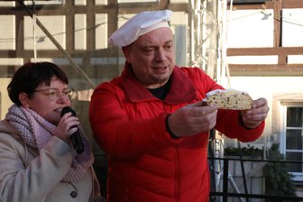 „Kalorienfreies“ Rezept des Urgroßvaters: Das steckt im Riesenstollen aus dem Erzgebirge - Bäckermeister Markus Bretschneider und ein Stück vom Riesenstollen.