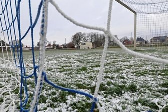 Kalt erwischt - erste Fußballspiele abgesagt - Am Sportpark an der Meeraner Straße in Glauchau rollte am Sonntag kein Ball. Problem war aber nicht der Schneefall, sondern die Eisschicht, die sich über Nacht bildete und letztlich zum Ausfall des Fußball-Landesliga-Spiels gegen Lößnitz führte.