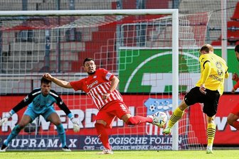 Kalte Dusche nach Derbysieg: Ernüchterung statt Euphorie beim FSV Zwickau - Der Schuss ins Zwickauer Herz: Ted Tattermusch versenkt die Kugel zum 2:1-Sieg der BVB-Reserve, Davy Frick kann es nicht verhindern. 
