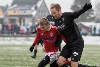 Kalte Schnauzen entscheiden Eis-Derby - Der Langenauer Antreiber Hans Schmieder (l.), hier im Duell mit Patrick Löbel, hatte in der 39. Minute die Führung auf dem Fuß. 