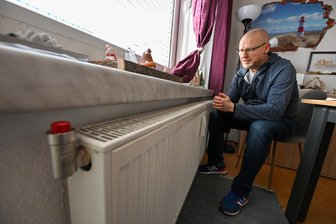 Kalte Wohnung im Winter: Was der Mieterbund einem Chemnitzer empfiehlt - Dirk Brettschneider in seiner Altbauwohnung auf dem Kaßberg. Die Heizung wird auch im Winter nur sporadisch warm, klagt er.
