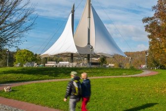 Kamera soll künftig Kurpark überwachen - Soll nach mehreren Fällen von Vandalismus in Zukunft besser geschützt werden: das bekannte Sonnensegel im Kurpark von Bad Schlema. 