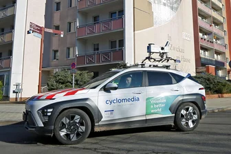 Kameraautos in Westsachsen: Wer fotografiert unsere Straßen – und wofür sind die Bilder gedacht? - Seit Wochen in der Region unterwegs: ein Aufnahmefahrzeug von Cyclomedia in Zwickau.